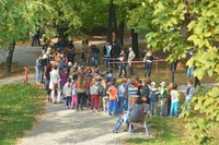 Grupa dzieci biorąca udział w wybijaniu monet.