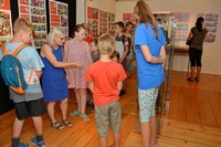 Środowe spotkania w Muzeum Zagłebia- grupa dzieci ogladajaca wystawę