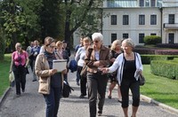 grupa ludzi wraz z historykiem z muzeum biorących udział w zwiedzaniu