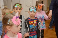 zdjęcie dzieci bawiących się na balu w maskach karnawałowych