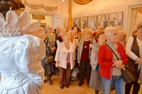 tłum seniorów oglądający wystawę „Od Kleopatry do Nelsona. Jubileuszowy bal kostiumowy królowej Wiktorii”