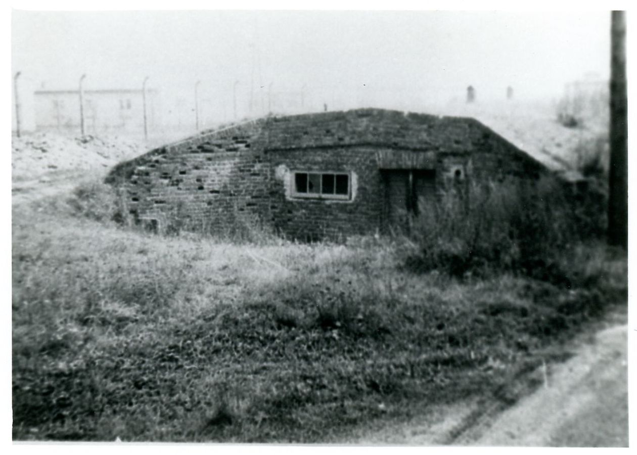 Wejście do schronu na terenie podobozu Łagisza, stan z 1964 r.